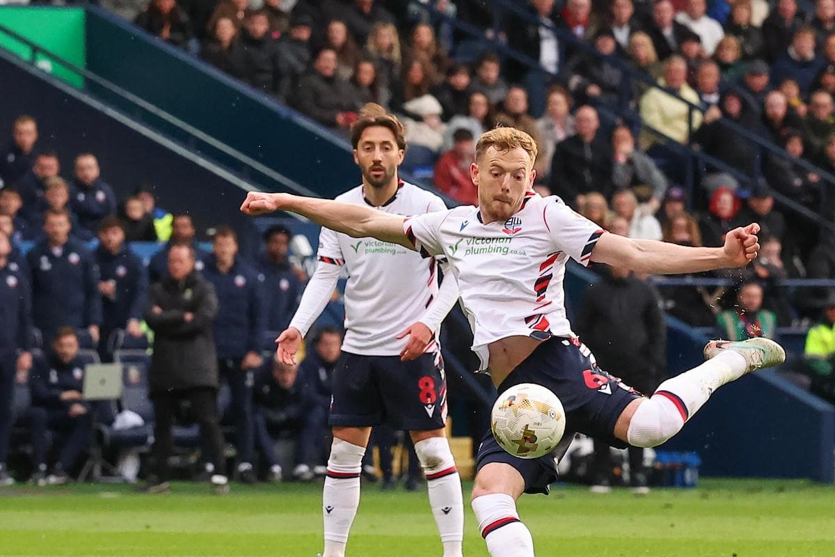 Jugador de Bolton disparando el balón en el partido