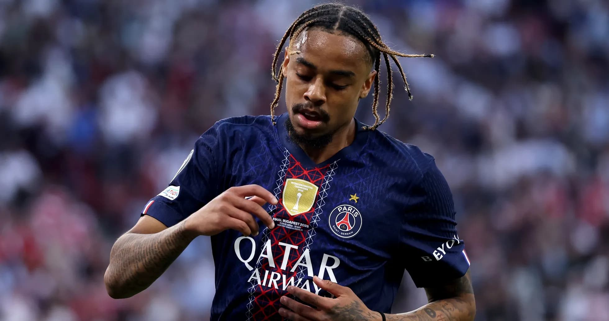 Jugador de PSG mostrando el escudo en su camiseta