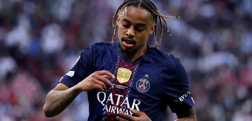 Jugador de PSG mostrando el escudo en su camiseta