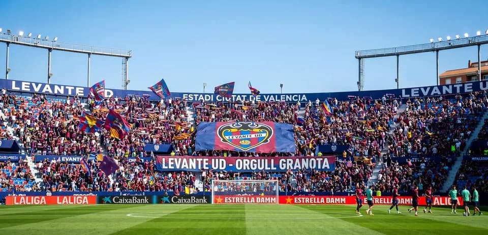 Aficionados de Levante en el estadio