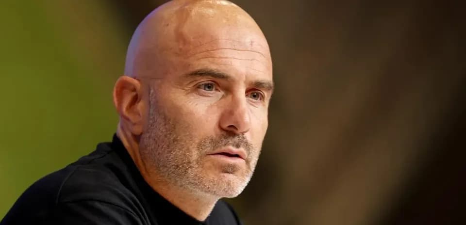 Entrenador hablando en una conferencia de prensa