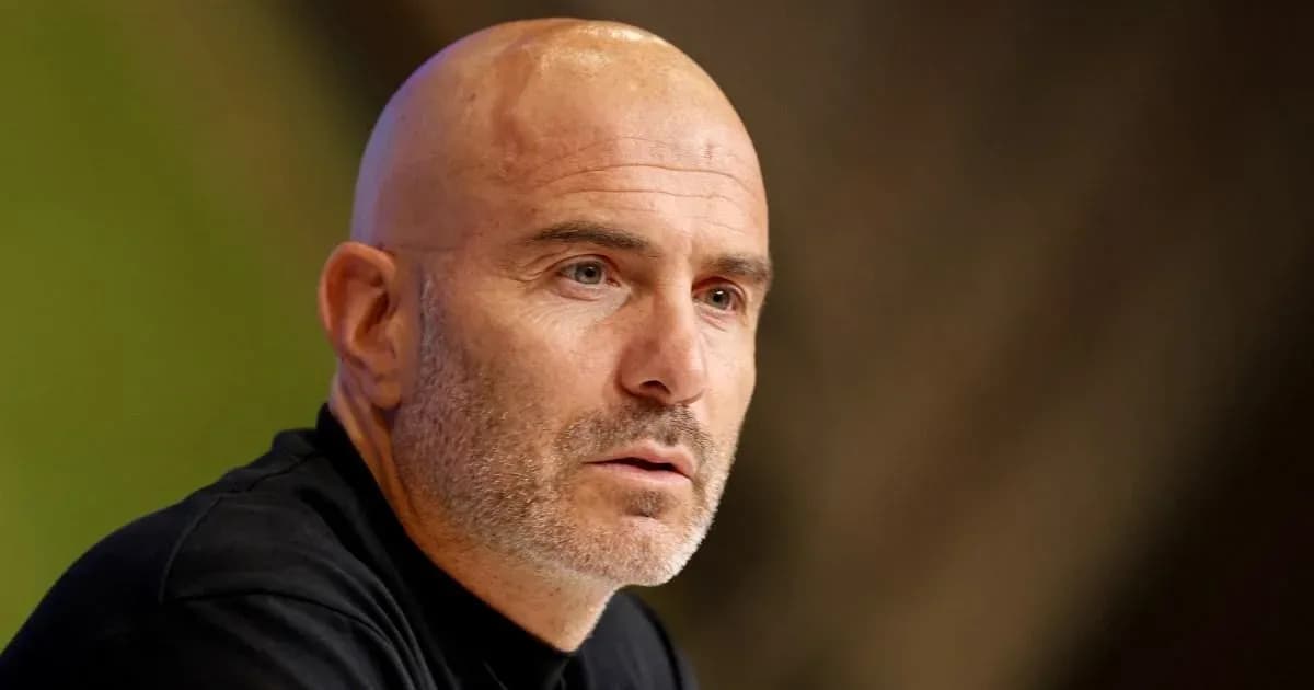 Entrenador hablando en una conferencia de prensa