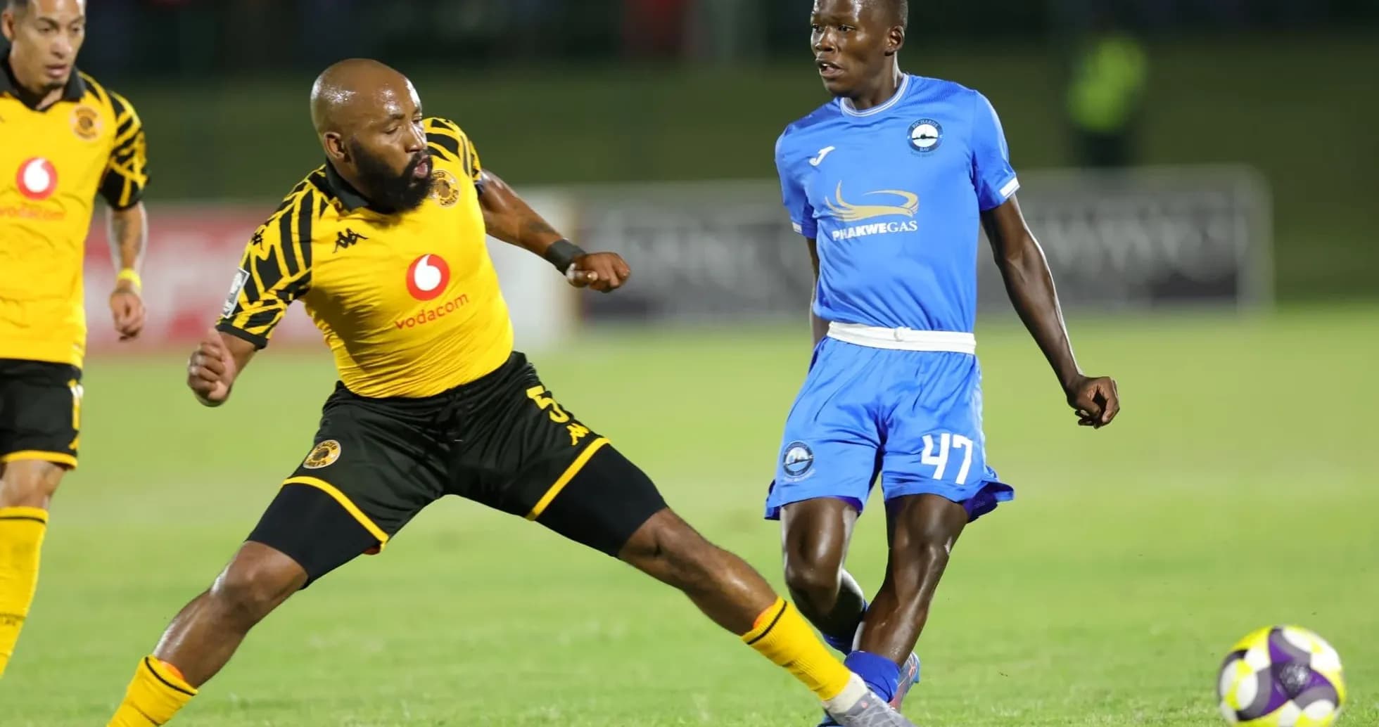 Jugador de Kaizer Chiefs driblando a oponente de equipo rival