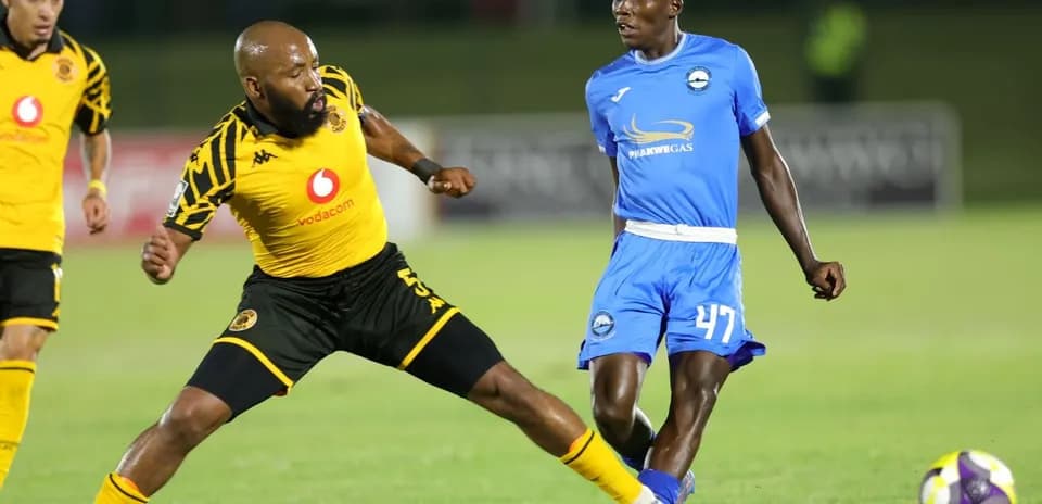 Jugador de Kaizer Chiefs driblando a oponente de equipo rival