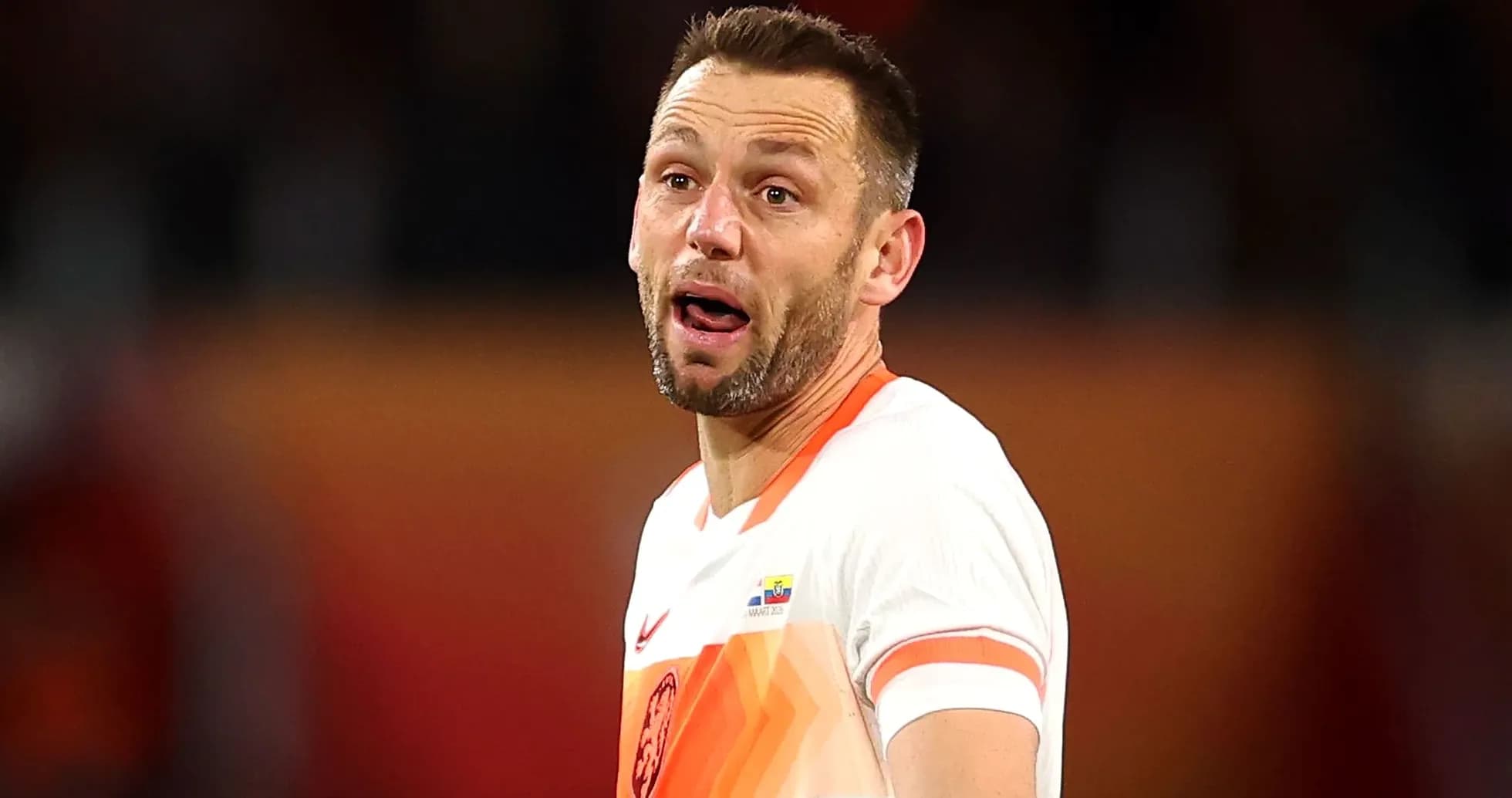 Jugador de fútbol con camiseta de Países Bajos en acción