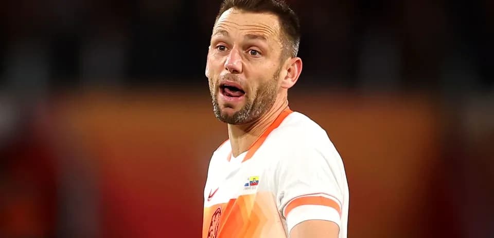 Jugador de fútbol con camiseta de Países Bajos en acción