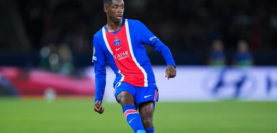 Jugador de PSG conduciendo el balón en el campo
