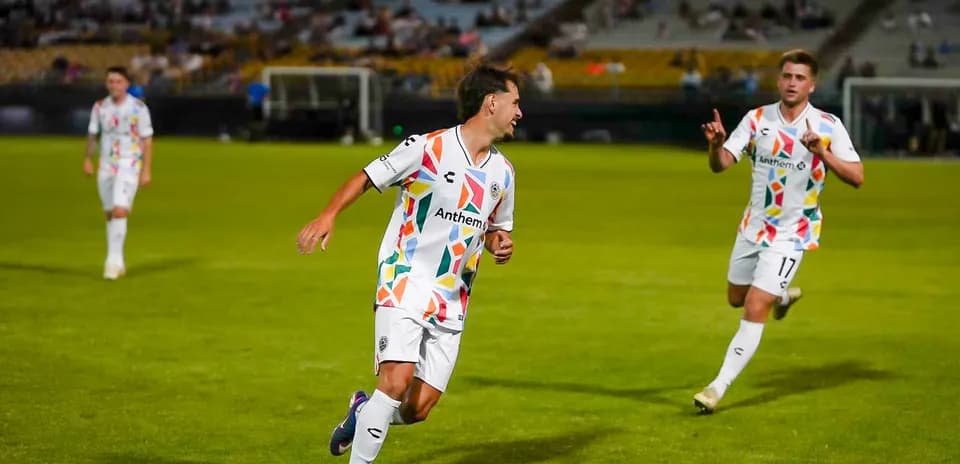 Jugadores del Las Vegas Lights celebrando un gol
