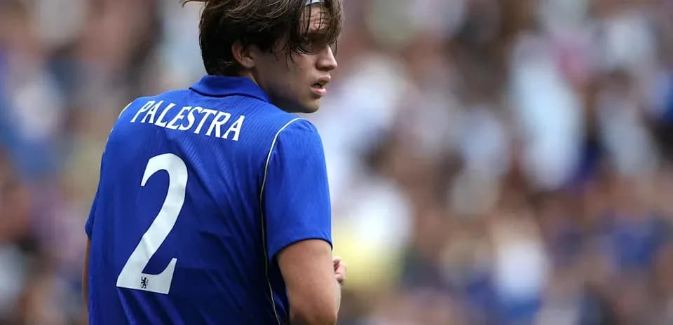 Jugador con camiseta azul y número 2 en el campo