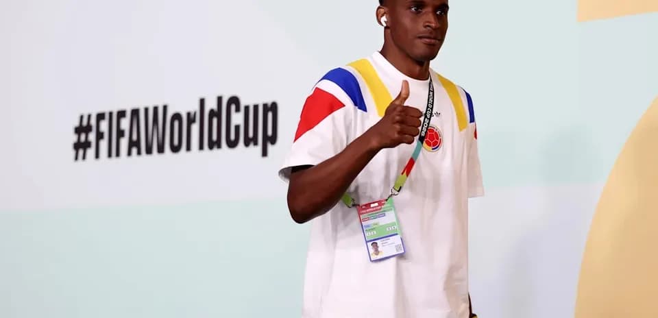 Jugador posando con camiseta de Colombia en evento
