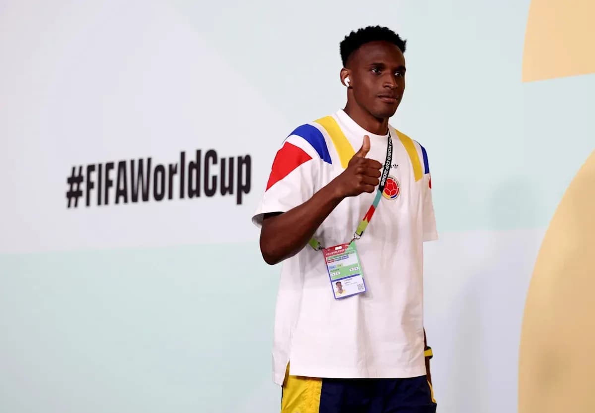 Jugador posando con camiseta de Colombia en evento