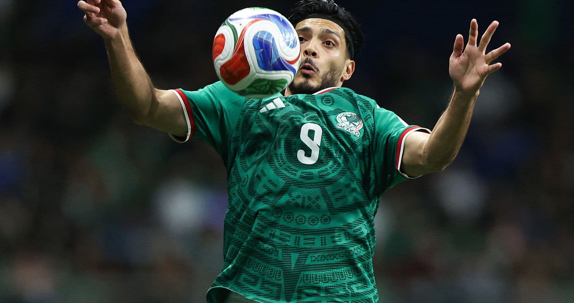 Jugador mexicano controlando el balón en el partido