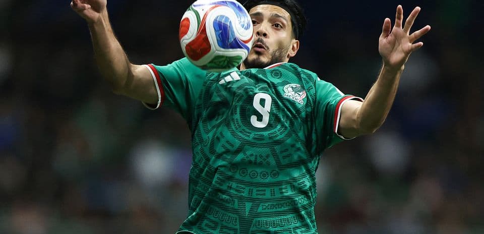 Jugador mexicano controlando el balón en el partido