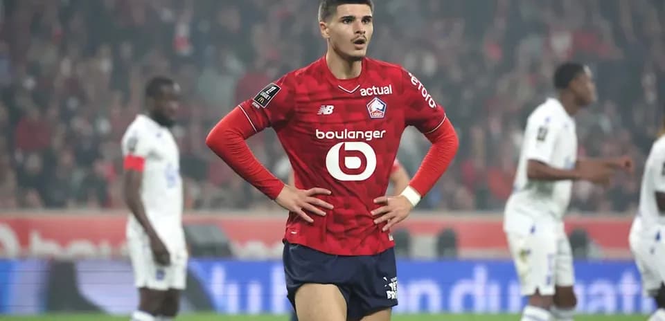 Jugador de Lille con manos en la cintura en el campo