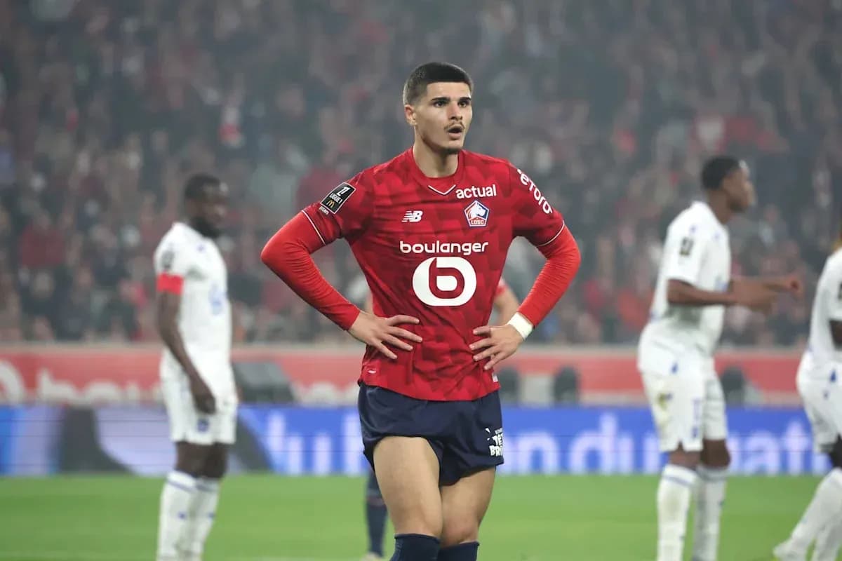 Jugador de Lille con manos en la cintura en el campo