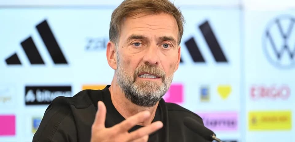 Entrenador hablando en una rueda de prensa