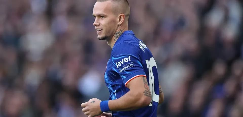 Jugador sonriendo durante un partido de fútbol