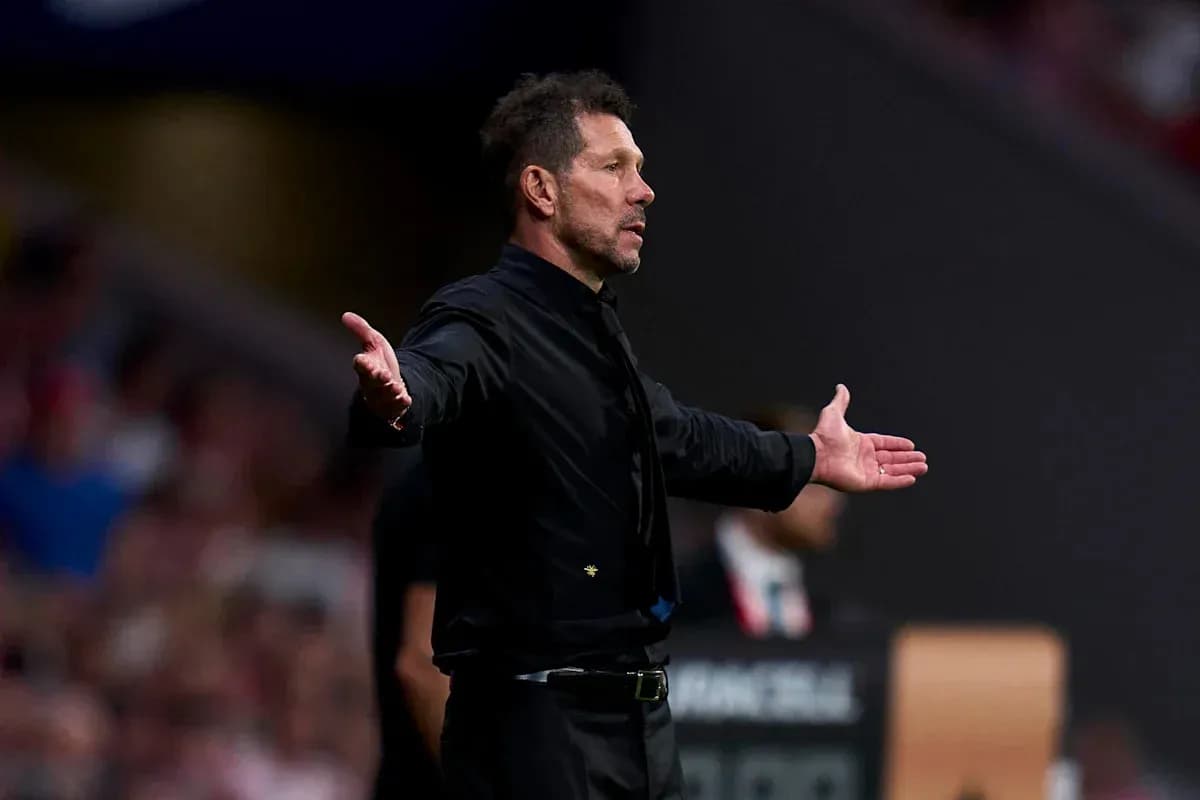 Entrenador gesticulando durante el partido