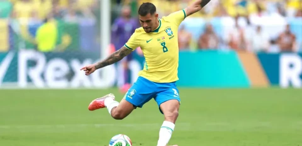 Jugador de Brasil chutando el balón durante el partido