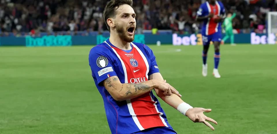 Jugador de PSG celebra un gol en el partido