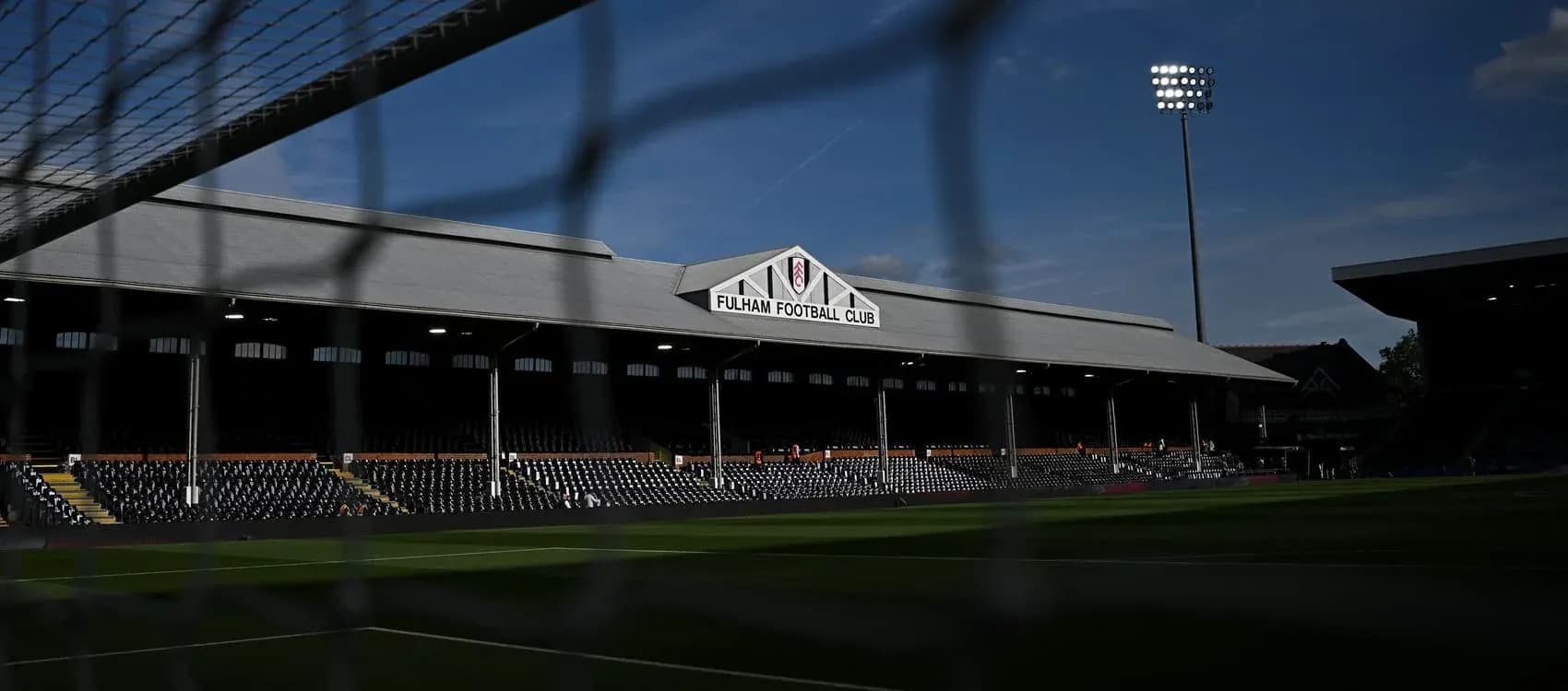 Estadio de Fulham FC con gradas vacías