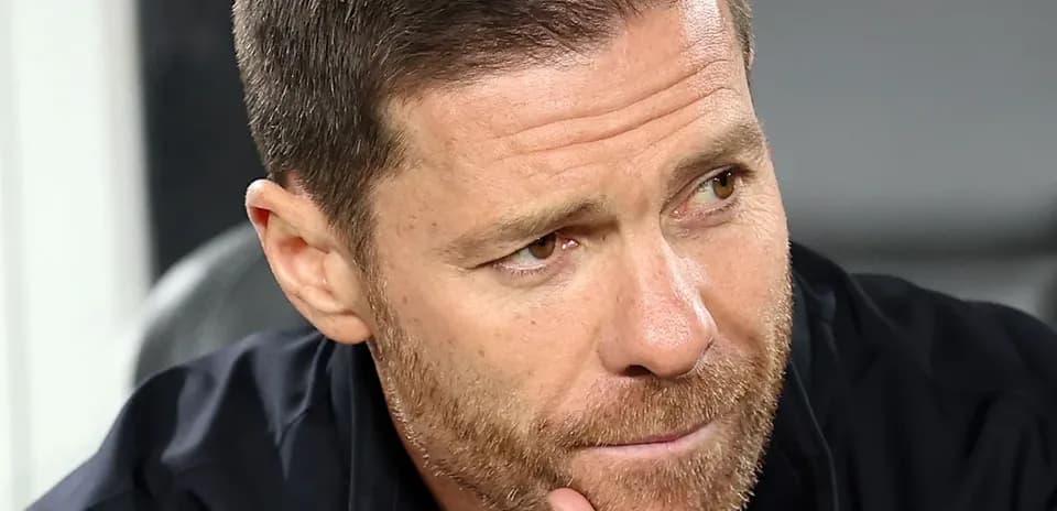 Entrenador observando desde el banquillo durante el partido