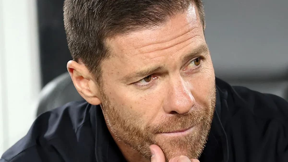 Entrenador observando desde el banquillo durante el partido