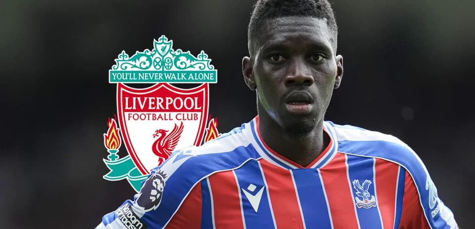 Jugador de Crystal Palace con escudo de Liverpool