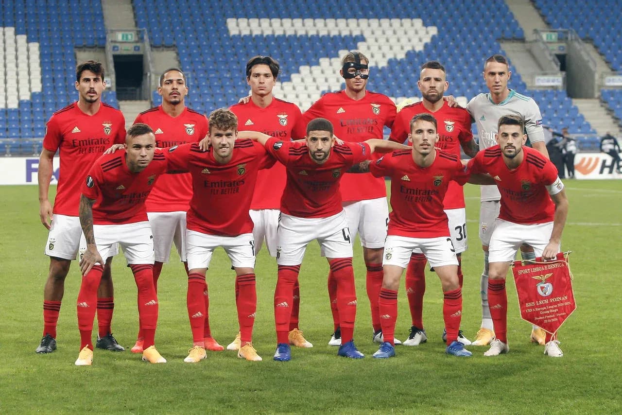 Equipo de Benfica posando para la foto