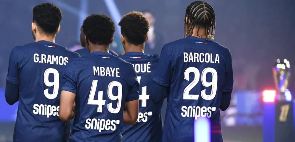 Jugadores de fútbol de espaldas con números en camisetas