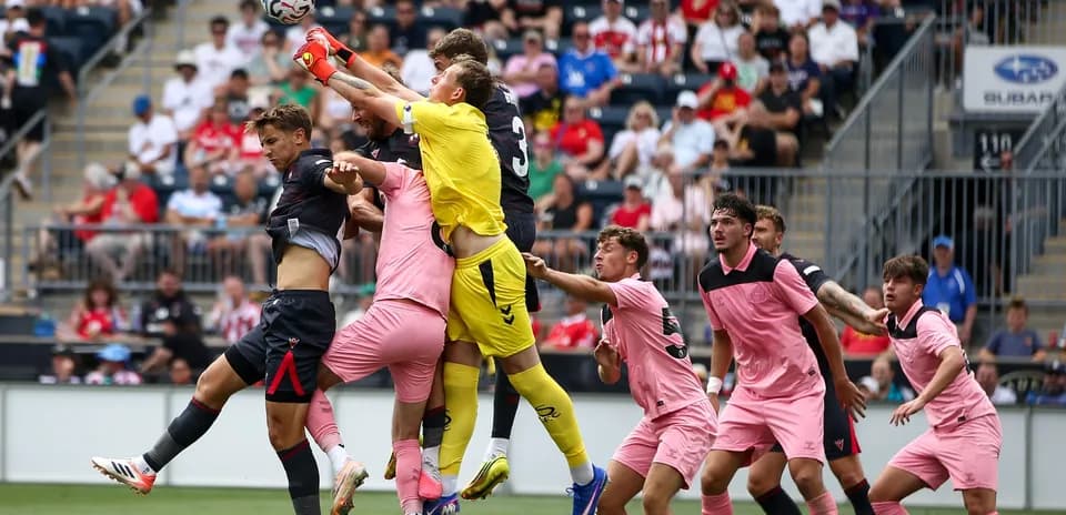 Portero saltando para atrapar el balón en área