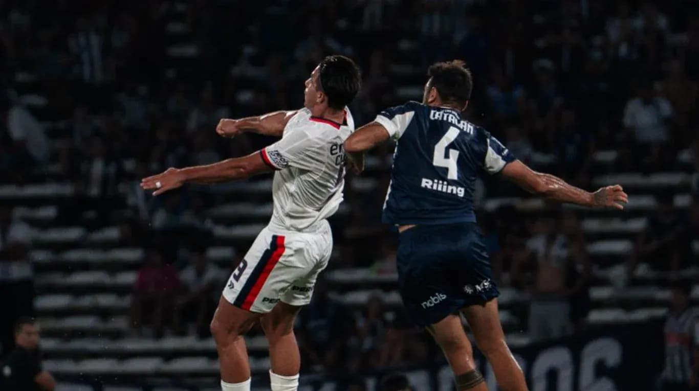 Jugadores de San Lorenzo y Talleres en acción