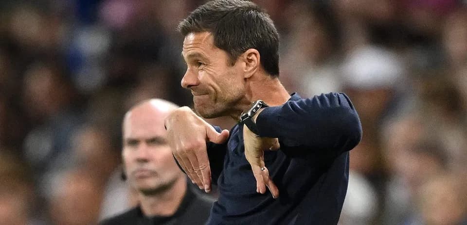 Entrenador gesticulando durante un partido