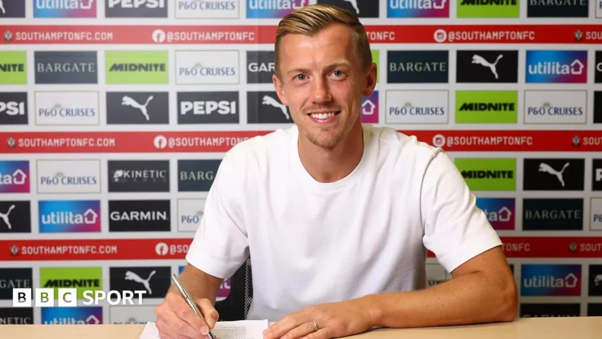Jugador firmando contrato en la mesa de prensa