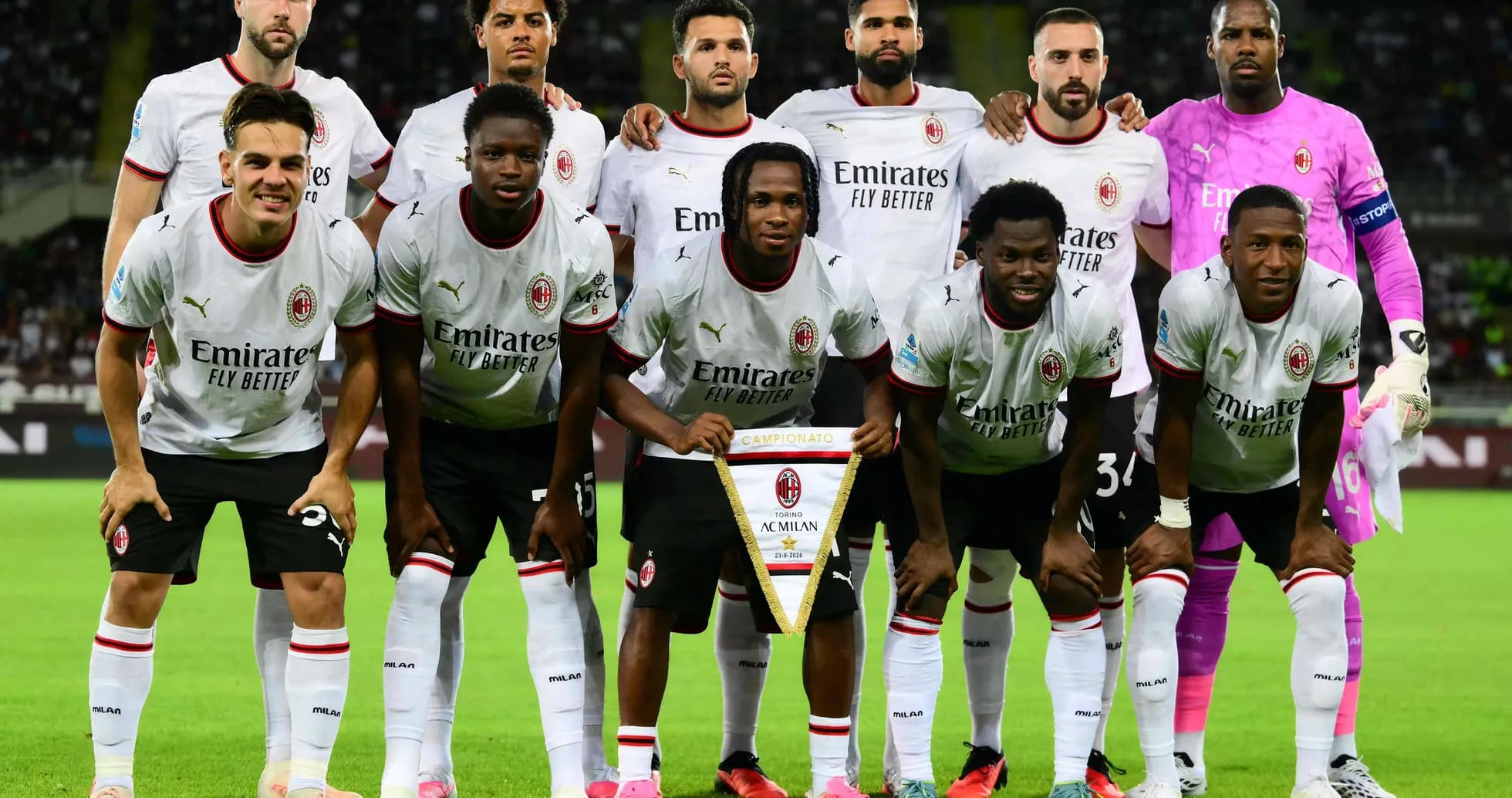 Jugadores de AC Milan posando en el campo