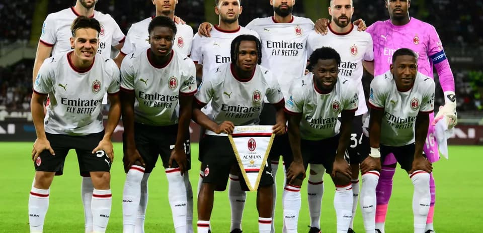 Jugadores de AC Milan posando en el campo