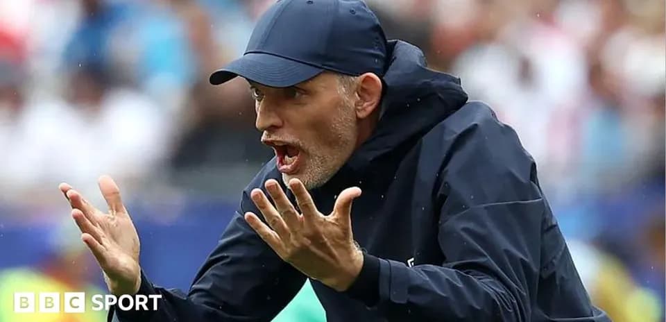 Entrenador gesticulando en el banquillo durante el partido