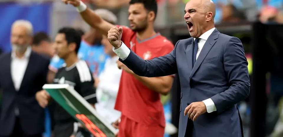 Entrenador gesticulando en el banquillo durante el partido