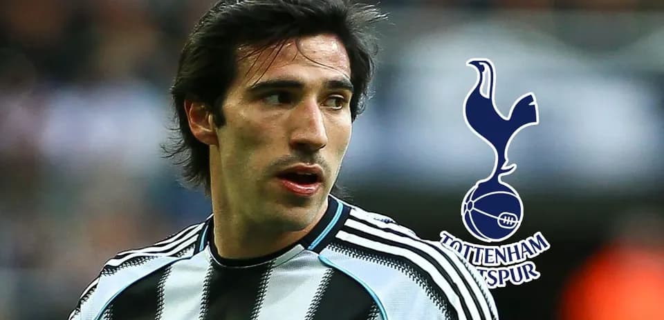 Jugador de fútbol en uniforme de Newcastle United