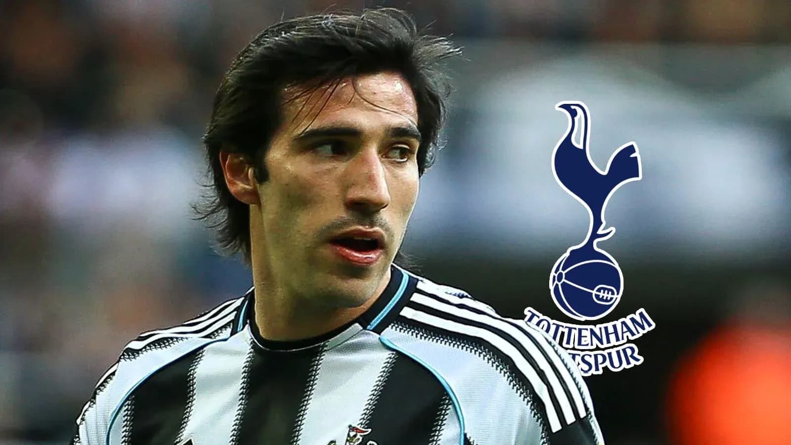 Jugador de fútbol en uniforme de Newcastle United