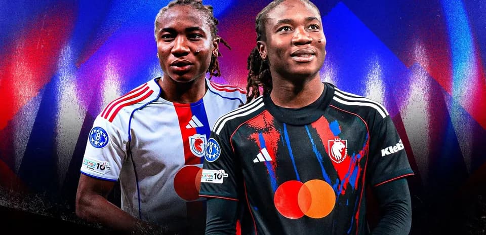 Dos jugadores de fútbol posando con camisetas de clubes