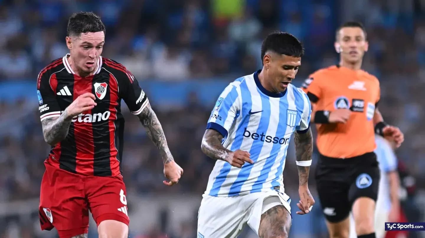 Jugadores de River Plate y Racing Club en acción