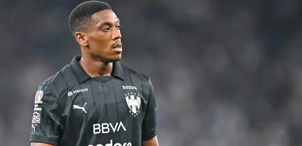 Jugador de Monterrey en partido con camiseta negra