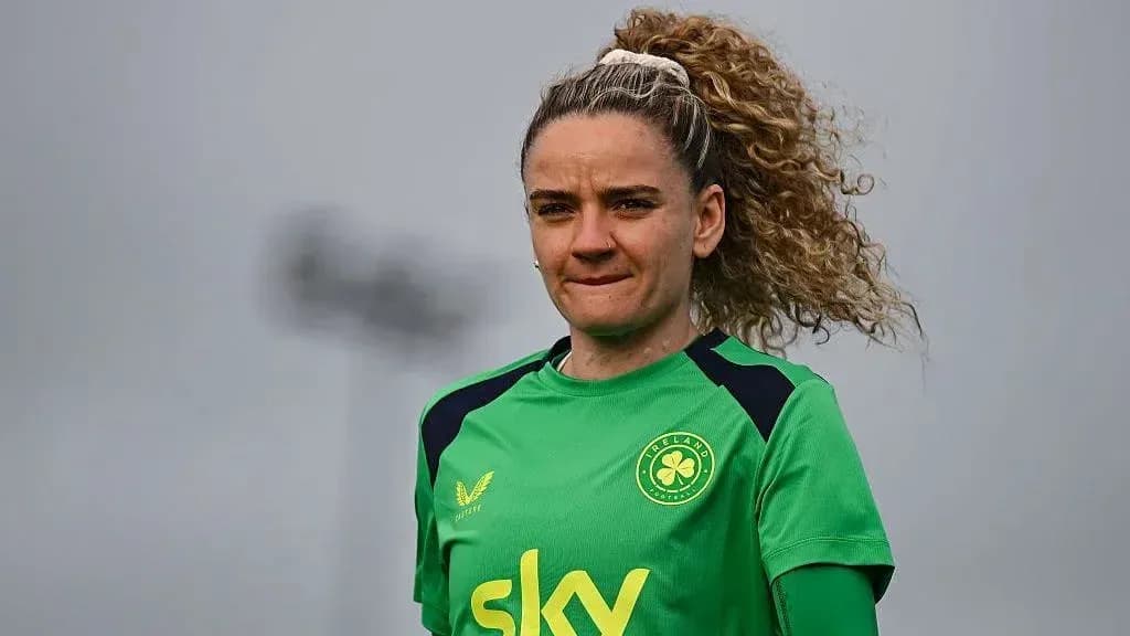 Portera con uniforme verde en entrenamiento