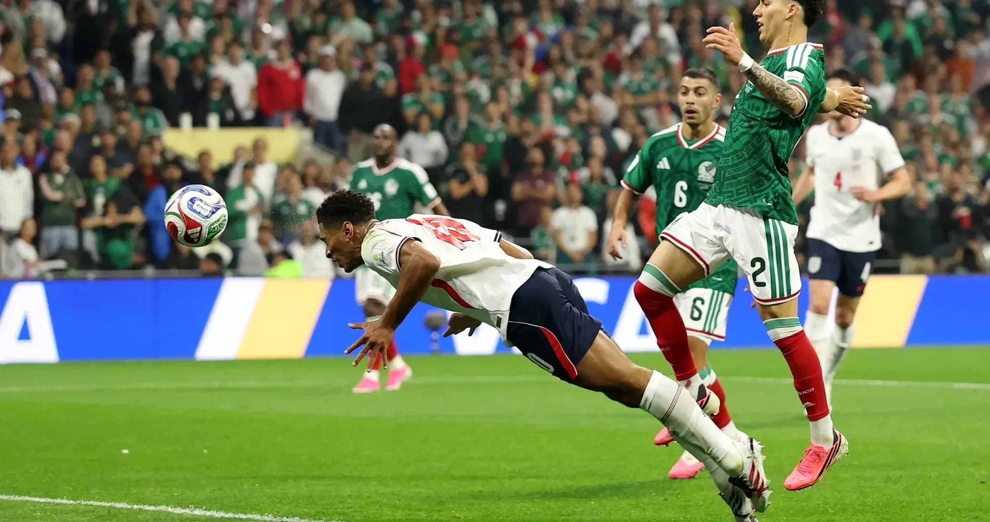 Jugador inglés lanzándose por el balón en partido