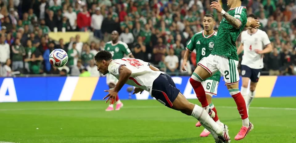 Jugador inglés lanzándose por el balón en partido