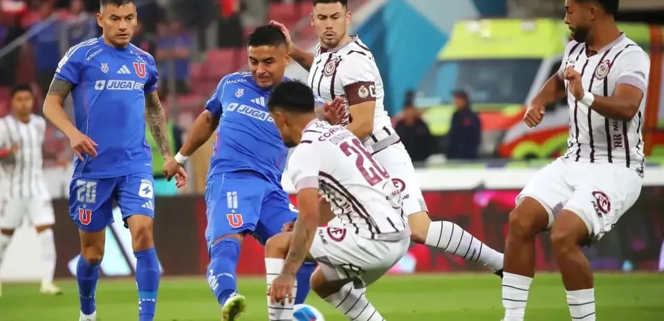 Jugadores de D. La Serena y Universidad de Chile en acción