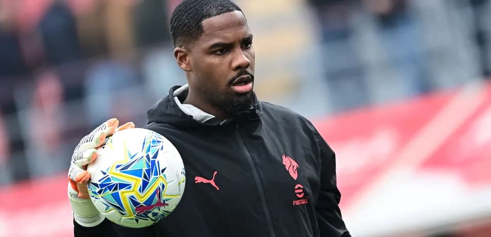 Portero sosteniendo el balón antes del partido