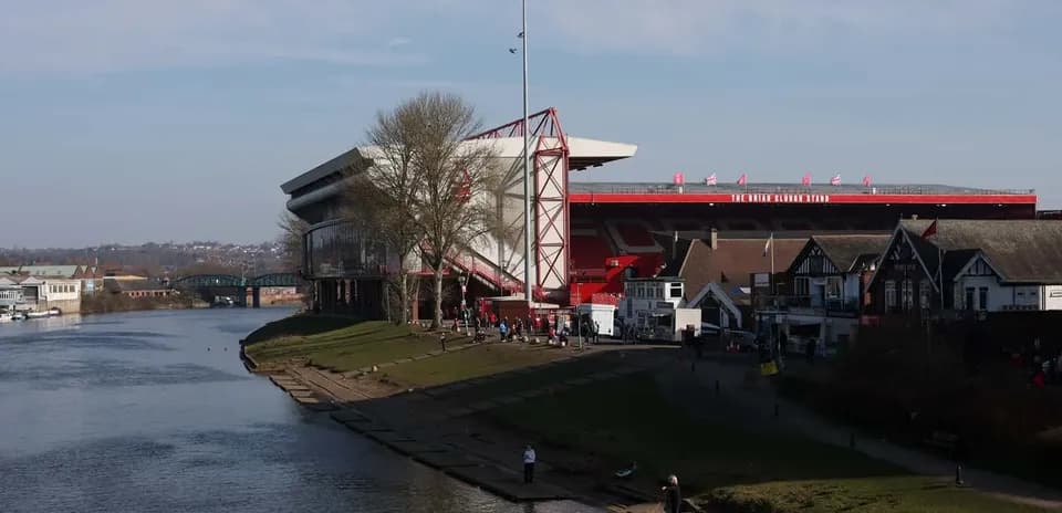 Estadio City Ground junto al río y edificios cercanos