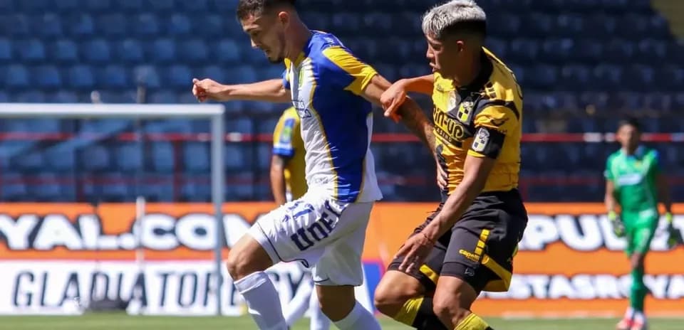 Jugadores de Coquimbo Unido y Universidad de Concepción en acción